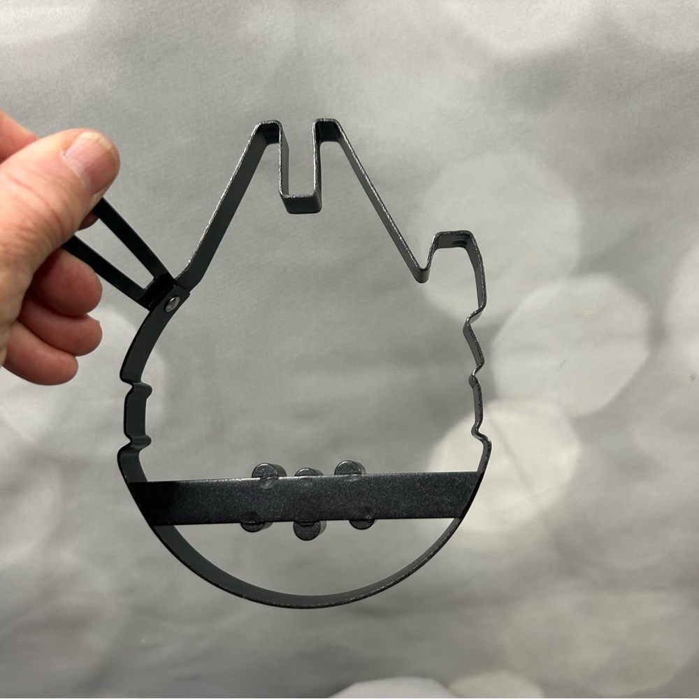Star Wars‎ Millennium Falcon metal pancake form with pivoting hand holder